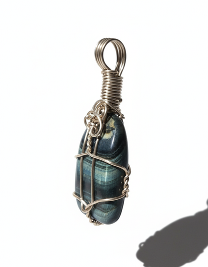 Dramatic side lighting labradorite