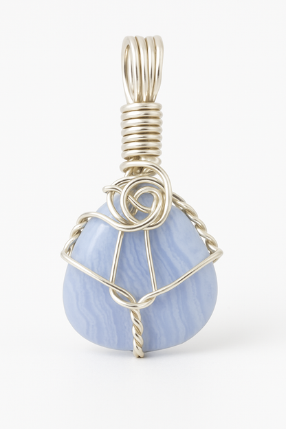 Wire-wrapped pendant with white studio lighting